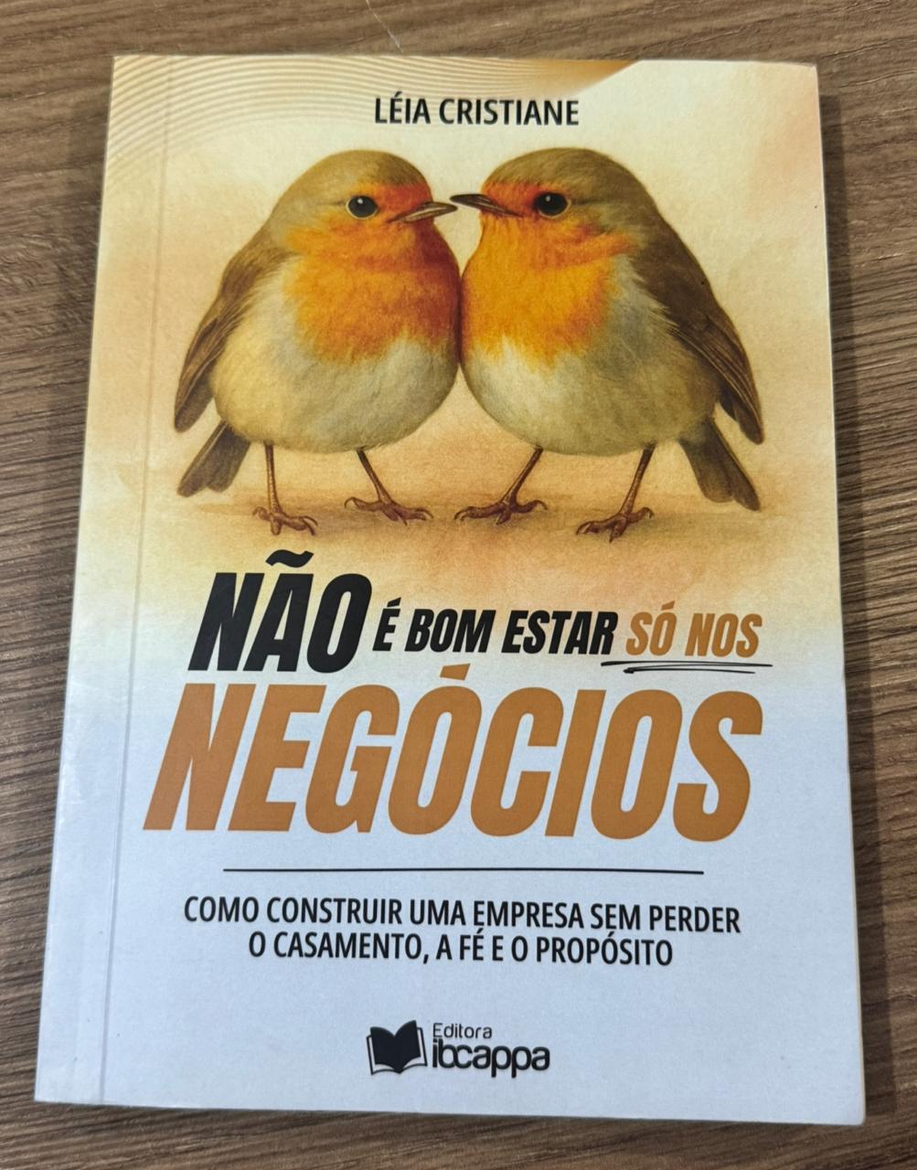Livro Não é Bom Estar Só Nos Negócios — Léia Cristiane